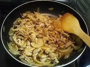 肉と調味料を入れて炒める写真