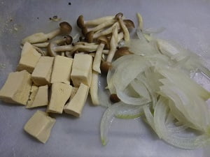 切った材料がまな板の上に乗っている