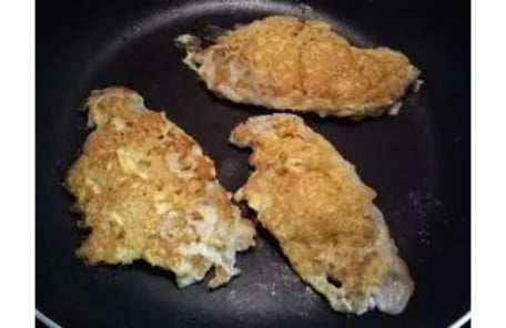 フライパンで焼いている画像