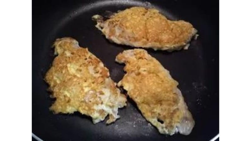 フライパンで焼いている画像