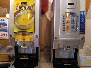 ドリンクバーのスープとコーヒーの画像
