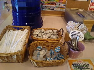 ドリンクバーで使うストローやミルク類の画像