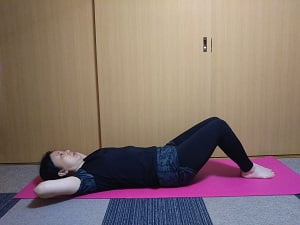 仰向けで膝を立てる写真