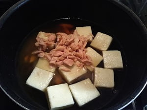 鍋に入った調味料と高野豆腐とツナ缶