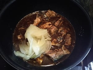 鍋にさば缶と玉ねぎを入れる