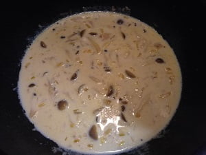 豆乳を入れて煮ている写真