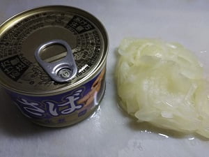 薄切りにした玉ねぎとさば水煮缶