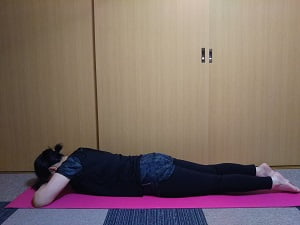 うつ伏せに寝る写真