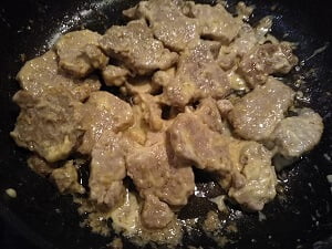 調味料を入れて混ぜた写真