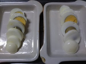 ゆで卵をスライスして耐熱容器に並べている写真