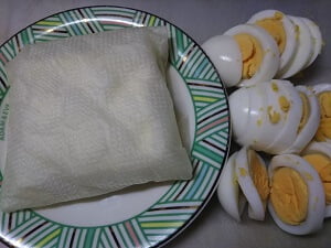 水切りした豆腐と切ったゆで卵の写真