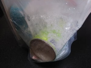 3缶を温めている写真