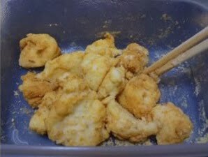 タッパーに入れきなこをまぶした写真