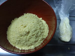 すりおろした高野豆腐とバターと砂糖を混ぜた袋の写真