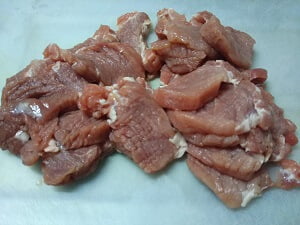 ヒレ肉を包丁の背でたたいた写真