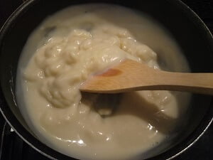 木べらで混ぜている写真