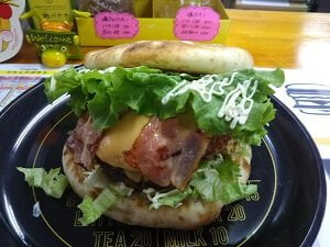 包む前のメガバーガーの写真