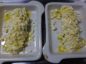 オリーブオイル、マヨネーズ、チーズを乗せた写真