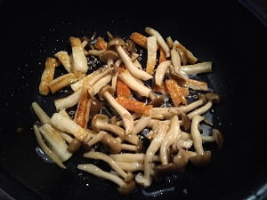 ちくわとしめじを炒める写真