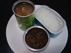 おかゆと鶏そぼろとウインナーと野菜のスープ煮の写真