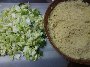 高野豆腐の粉ときゃべつのみじん切りの写真