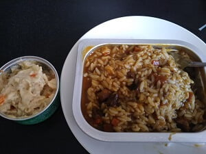 温めた後の白ご飯にカレーを混ぜたのとポテトツナサラダの写真