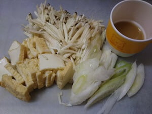 食べ易く切った材料と調味料の写真