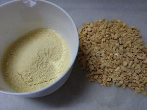 高野豆腐をすりおろしてピーナツを荒みじん切りにした写真