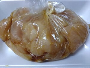 切った鶏むね肉と調味料を袋に入れて一晩寝かせた写真