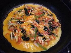 フライパンに生地を流した写真