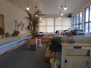 右のカフェの写真