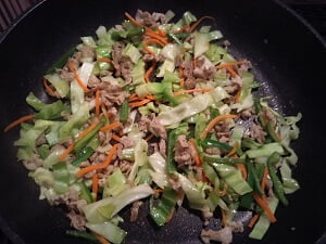 肉から炒めた写真