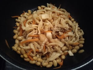 鍋に入れ煮詰める写真