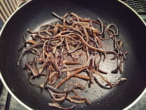 水で戻したきくらげを炒めている写真