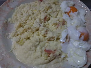 両方の材料を合わせて温泉卵を乗せた写真
