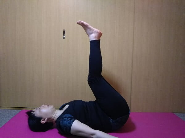 仰向けで足先を天井に向けている写真