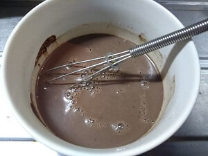 砂糖とココアをペースト状にしてから豆乳を入れた写真