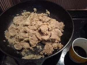 フライパンで火を通し調味料を量った写真