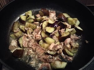 焦げ目がついたなすとさば水煮缶を全部入れた写真