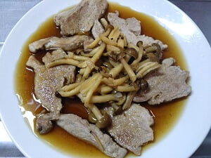 フライパンで焼いてソースをかけた写真