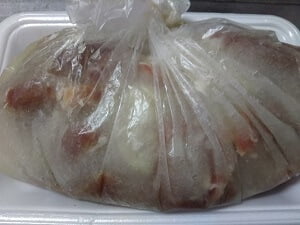 カットしたヒレ肉とすった玉ねぎを一晩寝かせた写真