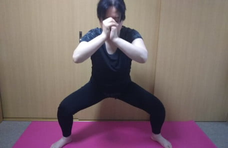 足を大きく開きお尻を真っ直ぐ落とす写真