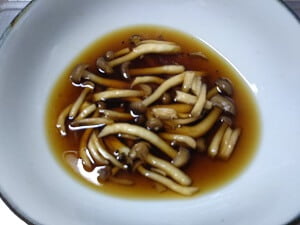 しめじと調味料をレンジで温めた写真