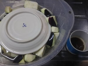 なすのあく抜きと調味料の写真