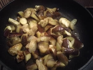 調味料となすを入れた写真