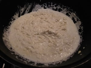 なべに潰した豆腐と材料を温めている写真