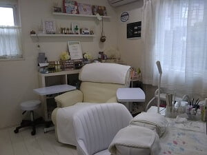 足と手で座るイスが違う写真