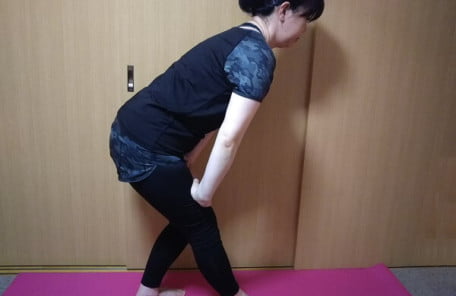 太もも裏をのばす写真