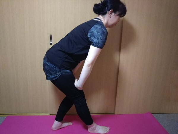 太もも裏をのばす写真