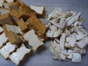 切ったエリンギと厚揚げの写真